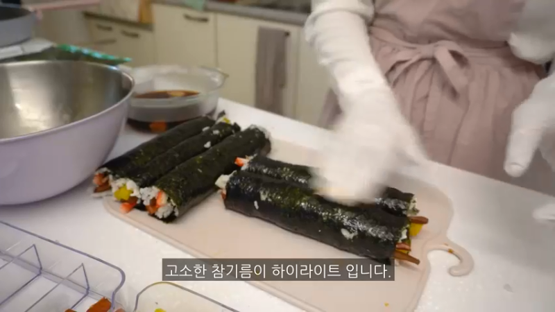 一个人生活独的周末日常，凌晨预约，制作辣辣的火鸡炸酱面炒年糕，辛奇卷的金枪鱼紫菜包饭便当，ROSÉ火鸡面，填色本治愈，家常饭料理，家务，学习打了卡 小厨房 (7