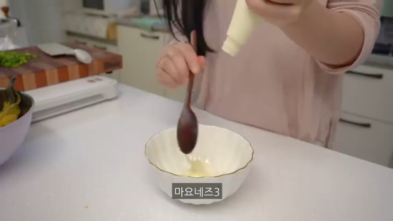 一个人生活独的周末日常，凌晨预约，制作辣辣的火鸡炸酱面炒年糕，辛奇卷的金枪鱼紫菜包饭便当，ROSÉ火鸡面，填色本治愈，家常饭料理，家务，学习打了卡 小厨房 (1