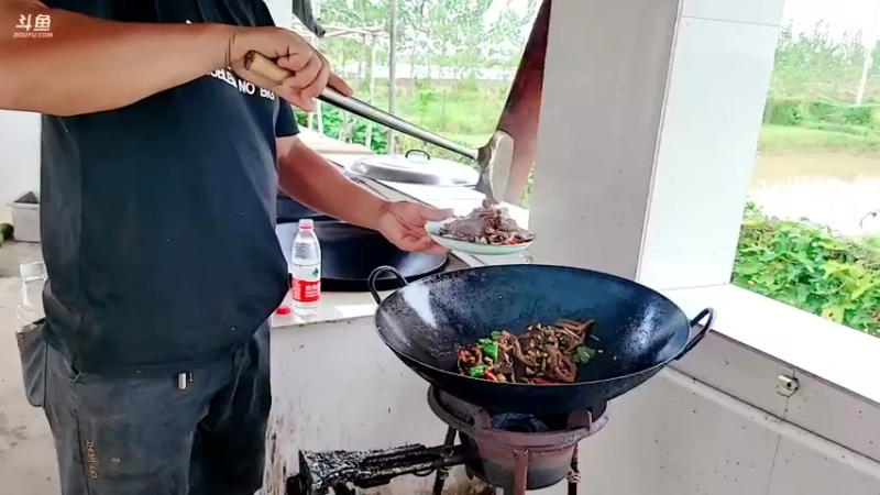 【2021-09-27 13点场】洪湖小肖：新的一天 - 抓鱼！