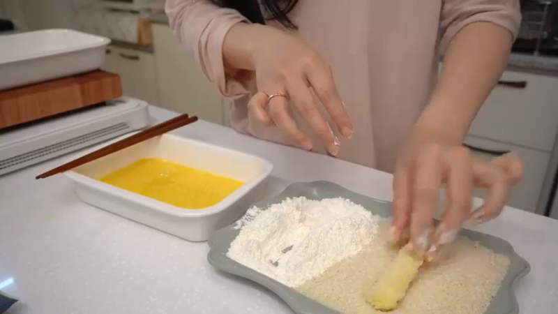一个人生活独的周末日常，凌晨预约，制作辣辣的火鸡炸酱面炒年糕，辛奇卷的金枪鱼紫菜包饭便当，ROSÉ火鸡面，填色本治愈，家常饭料理，家务，学习打了卡 小厨房 (1