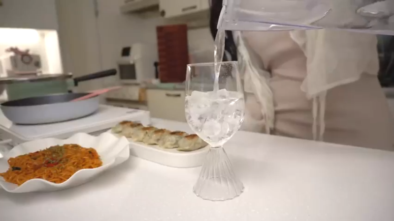 一个人做饭吃，买完菜后制作辛拉面炒面，吃一碗凉爽的冷面的日常，家常便饭，厨房用品购物开箱，希腊桃子，麻辣烫，蘑菇饭，腌酸黄瓜 小厨房 品质生活 好吧 这期就这样