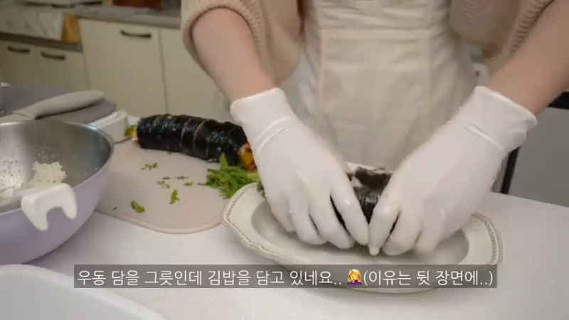 独居生的平日日常，制作辛辣的辛奇乌冬面和紫菜包饭，火鸡旋风蛋包饭，辣椒酱，豆腐意大利面，剥蒜皮的方法，超市买菜，蜂蜜地瓜，蛤蜊意大利面阿狸美食频道 (22)