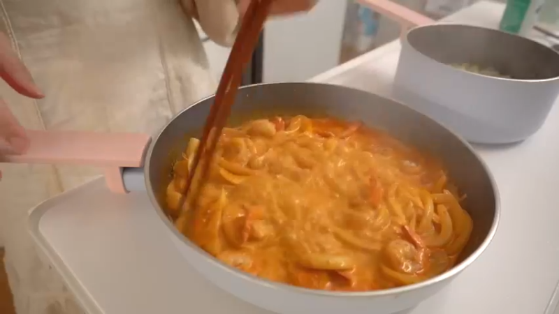 一个人生活独的周末日常，凌晨预约，制作辣辣的火鸡炸酱面炒年糕，辛奇卷的金枪鱼紫菜包饭便当，ROSÉ火鸡面，填色本治愈，家常饭料理，家务，学习打了卡 小厨房 (3