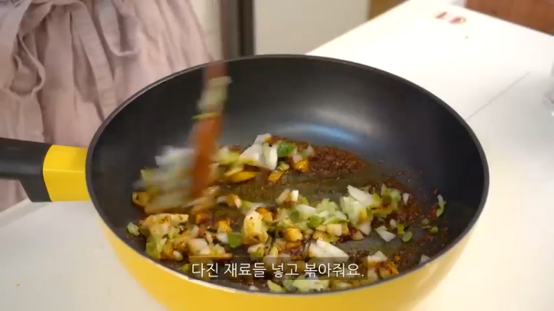独居生的平日日常，制作辛辣的辛奇乌冬面和紫菜包饭，火鸡旋风蛋包饭，辣椒酱，豆腐意大利面，剥蒜皮的方法，超市买菜，蜂蜜地瓜，蛤蜊意大利面阿狸美食频道 (7)