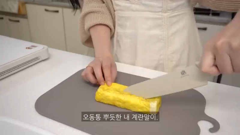 独居生的平日日常，制作辛辣的辛奇乌冬面和紫菜包饭，火鸡旋风蛋包饭，辣椒酱，豆腐意大利面，剥蒜皮的方法，超市买菜，蜂蜜地瓜，蛤蜊意大利面阿狸美食频道 (21)