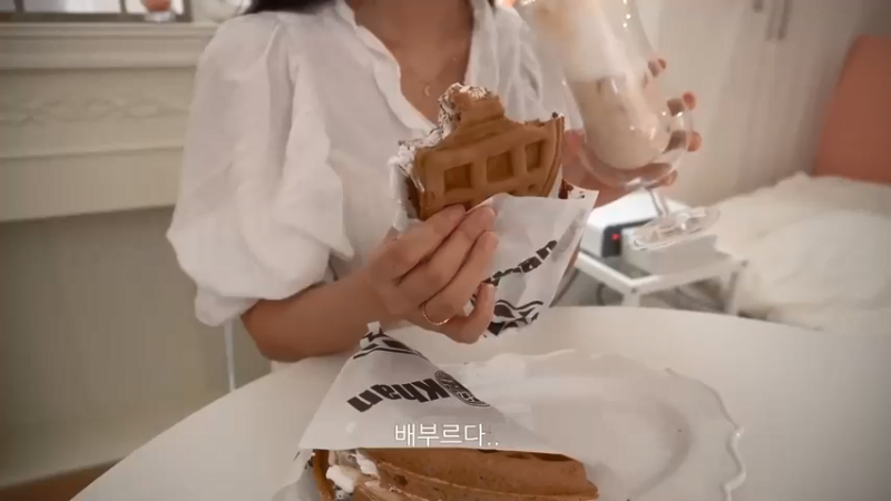 独居生的平日日常，制作辛辣的辛奇乌冬面和紫菜包饭，火鸡旋风蛋包饭，辣椒酱，豆腐意大利面，剥蒜皮的方法，超市买菜，蜂蜜地瓜，蛤蜊意大利面阿狸美食频道 (10)