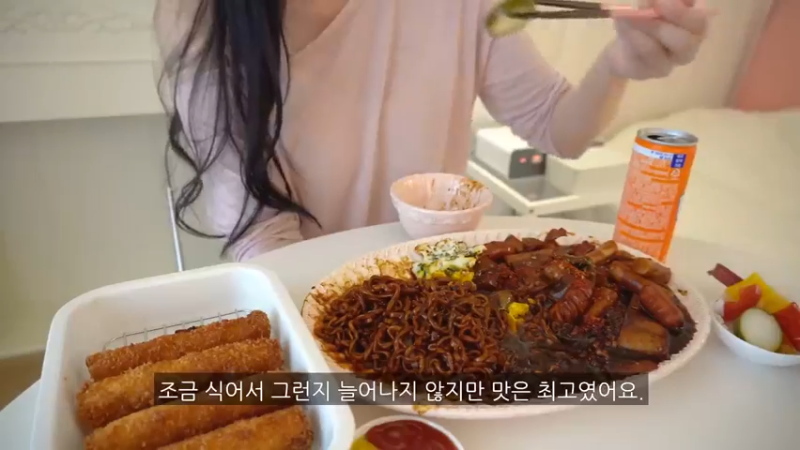 一个人生活独的周末日常，凌晨预约，制作辣辣的火鸡炸酱面炒年糕，辛奇卷的金枪鱼紫菜包饭便当，ROSÉ火鸡面，填色本治愈，家常饭料理，家务，学习打了卡 小厨房 (1