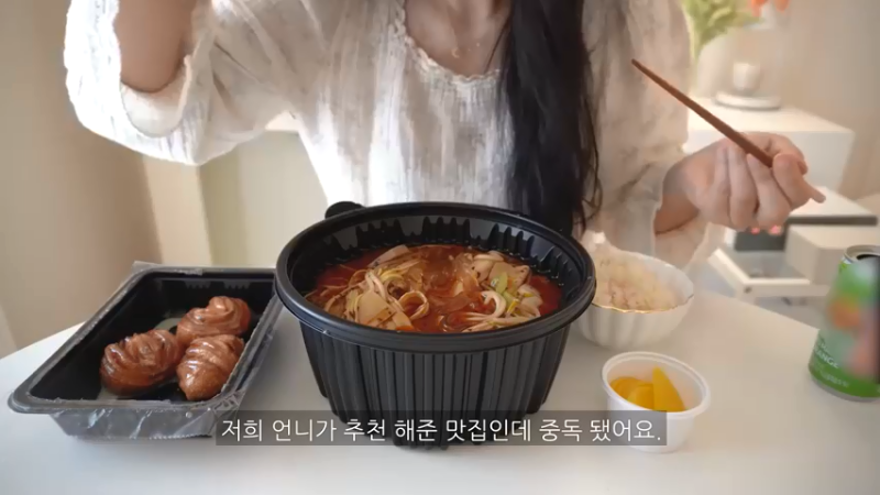 一个人做饭吃，买完菜后制作辛拉面炒面，吃一碗凉爽的冷面的日常，家常便饭，厨房用品购物开箱，希腊桃子，麻辣烫，蘑菇饭，腌酸黄瓜 小厨房 品质生活 好吧 这期就这样