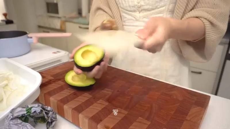 一个人生活独的周末日常，凌晨预约，制作辣辣的火鸡炸酱面炒年糕，辛奇卷的金枪鱼紫菜包饭便当，ROSÉ火鸡面，填色本治愈，家常饭料理，家务，学习打了卡 小厨房 (2