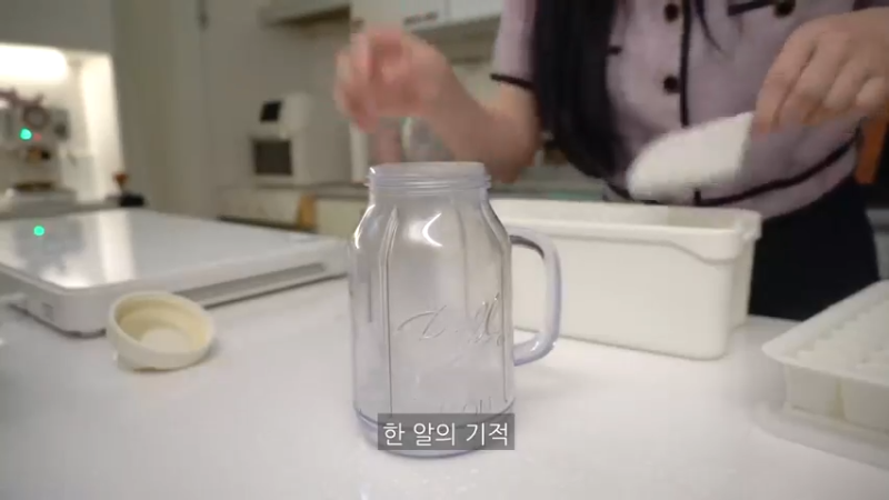 独居生的平日日常，制作辛辣的辛奇乌冬面和紫菜包饭，火鸡旋风蛋包饭，辣椒酱，豆腐意大利面，剥蒜皮的方法，超市买菜，蜂蜜地瓜，蛤蜊意大利面阿狸美食频道 (5)