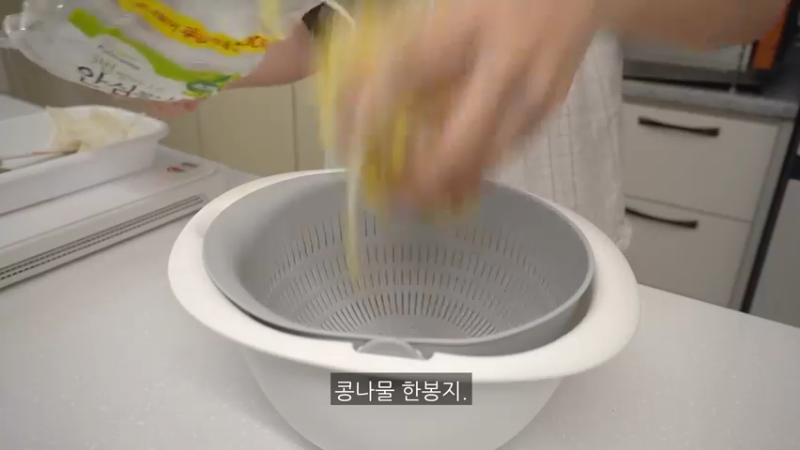 一个人生活独的周末日常，凌晨预约，制作辣辣的火鸡炸酱面炒年糕，辛奇卷的金枪鱼紫菜包饭便当，ROSÉ火鸡面，填色本治愈，家常饭料理，家务，学习打了卡 小厨房 (2