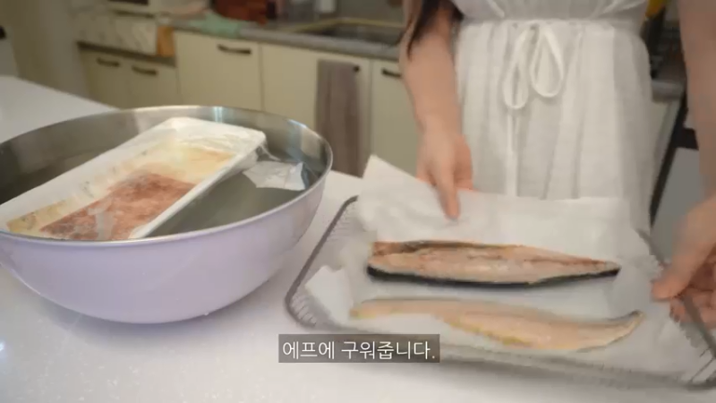 一个人做饭吃，买完菜后制作辛拉面炒面，吃一碗凉爽的冷面的日常，家常便饭，厨房用品购物开箱，希腊桃子，麻辣烫，蘑菇饭，腌酸黄瓜 小厨房 品质生活 好吧 这期就这样