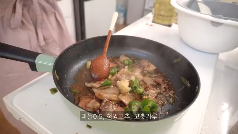一个人做饭吃，买完菜后制作辛拉面炒面，吃一碗凉爽的冷面的日常，家常便饭，厨房用品购物开箱，希腊桃子，麻辣烫，蘑菇饭，腌酸黄瓜 小厨房 品质生活 好吧 这期就这样