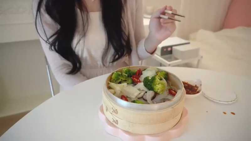 一个人做饭吃，买完菜后制作辛拉面炒面，吃一碗凉爽的冷面的日常，家常便饭，厨房用品购物开箱，希腊桃子，麻辣烫，蘑菇饭，腌酸黄瓜 小厨房 品质生活 好吧 这期就这样