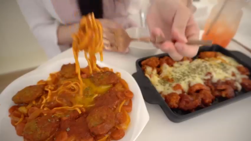 独居生的平日日常，制作辛辣的辛奇乌冬面和紫菜包饭，火鸡旋风蛋包饭，辣椒酱，豆腐意大利面，剥蒜皮的方法，超市买菜，蜂蜜地瓜，蛤蜊意大利面阿狸美食频道 (9)