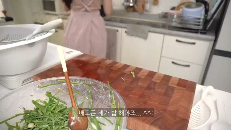 一个人做饭吃，买完菜后制作辛拉面炒面，吃一碗凉爽的冷面的日常，家常便饭，厨房用品购物开箱，希腊桃子，麻辣烫，蘑菇饭，腌酸黄瓜 小厨房 品质生活 好吧 这期就这样