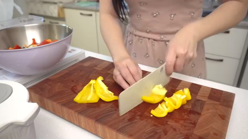 一个人做饭吃，买完菜后制作辛拉面炒面，吃一碗凉爽的冷面的日常，家常便饭，厨房用品购物开箱，希腊桃子，麻辣烫，蘑菇饭，腌酸黄瓜 小厨房 品质生活 好吧 这期就这样