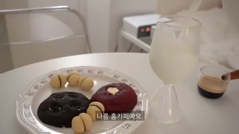独居生的平日日常，制作辛辣的辛奇乌冬面和紫菜包饭，火鸡旋风蛋包饭，辣椒酱，豆腐意大利面，剥蒜皮的方法，超市买菜，蜂蜜地瓜，蛤蜊意大利面阿狸美食频道 (19)