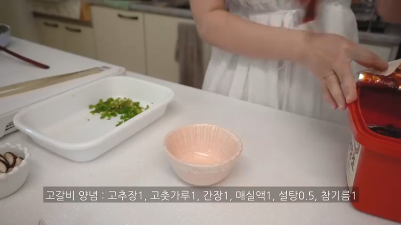 一个人做饭吃，买完菜后制作辛拉面炒面，吃一碗凉爽的冷面的日常，家常便饭，厨房用品购物开箱，希腊桃子，麻辣烫，蘑菇饭，腌酸黄瓜 小厨房 品质生活 好吧 这期就这样