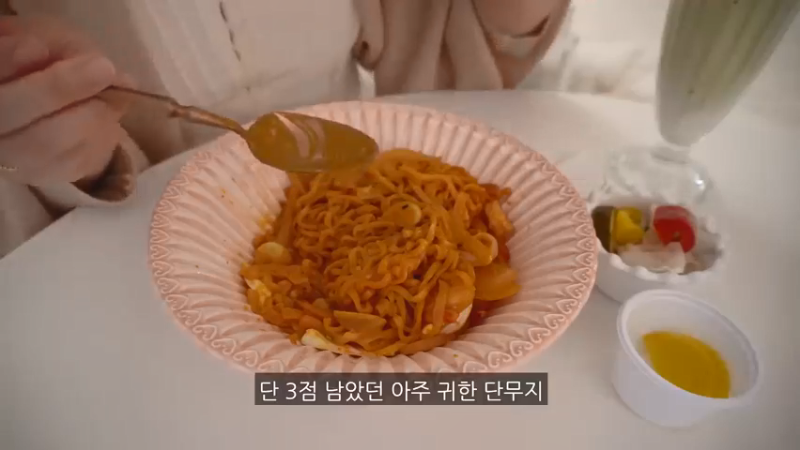 一个人生活独的周末日常，凌晨预约，制作辣辣的火鸡炸酱面炒年糕，辛奇卷的金枪鱼紫菜包饭便当，ROSÉ火鸡面，填色本治愈，家常饭料理，家务，学习打了卡 小厨房 (4