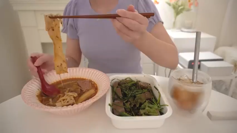 一个人做饭吃，买完菜后制作辛拉面炒面，吃一碗凉爽的冷面的日常，家常便饭，厨房用品购物开箱，希腊桃子，麻辣烫，蘑菇饭，腌酸黄瓜 小厨房 品质生活 好吧 这期就这样