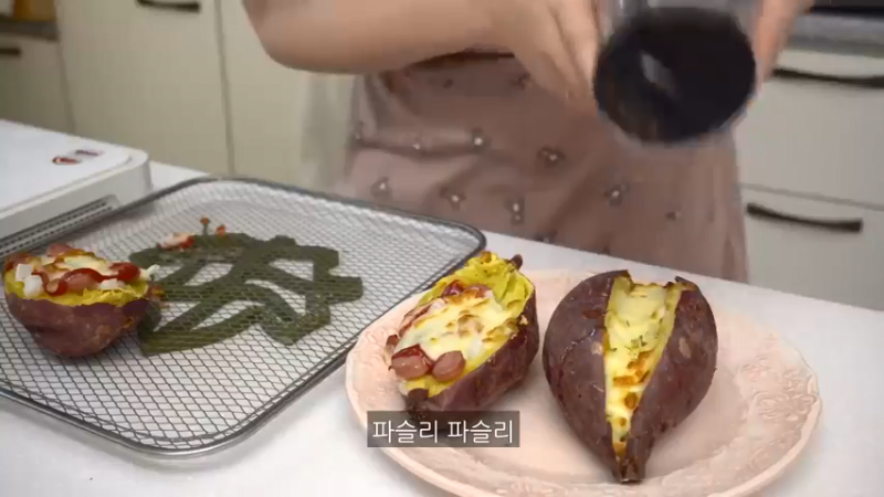 独居生的平日日常，制作辛辣的辛奇乌冬面和紫菜包饭，火鸡旋风蛋包饭，辣椒酱，豆腐意大利面，剥蒜皮的方法，超市买菜，蜂蜜地瓜，蛤蜊意大利面阿狸美食频道 (14)