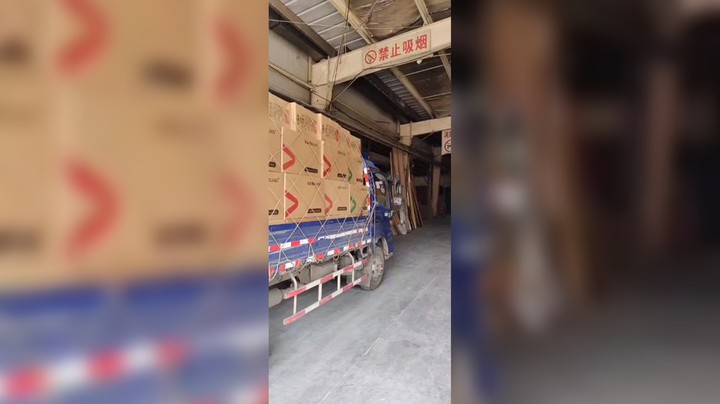 今天直播时间早，具体时间不会太晚。早上下了两批货到现在还没有缓过来。