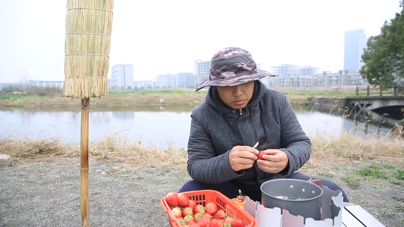 我在斗鱼看野食小哥直播美食