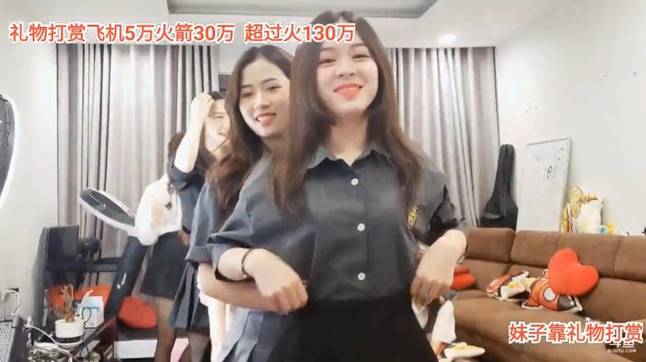 美女排队领钱，大哥刷礼物就是幸福啊