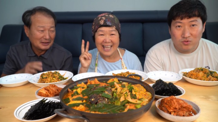 全家坐在一起品尝可口的炖菜，食材丰富口味绝佳，吃得很满足！