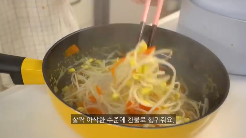 独居生周末日常，凌晨预约疫苗，制作辣辣的火鸡炸酱面炒年糕，辛奇卷的金枪鱼紫菜包饭便当，ROSÉ火鸡面，填色本治愈，家常饭料理，家务，学习 @小厨房日常美食@日常