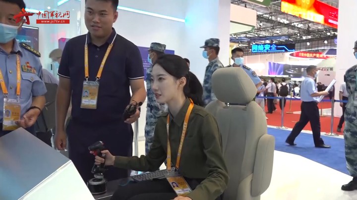 记者带你看航展：穿云破雾秀特技 开飞机原来这么有趣