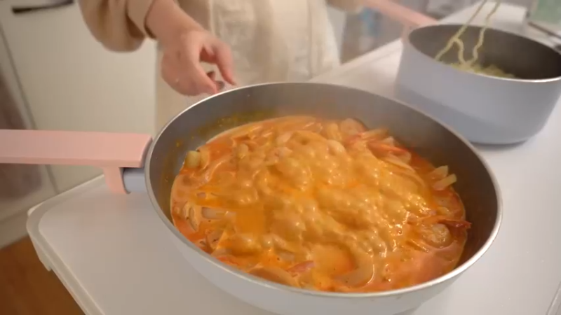 独居生周末日常，凌晨预约疫苗，制作辣辣的火鸡炸酱面炒年糕，辛奇卷的金枪鱼紫菜包饭便当，ROSÉ火鸡面，填色本治愈，家常饭料理，家务，学习 @小厨房日常美食@日常
