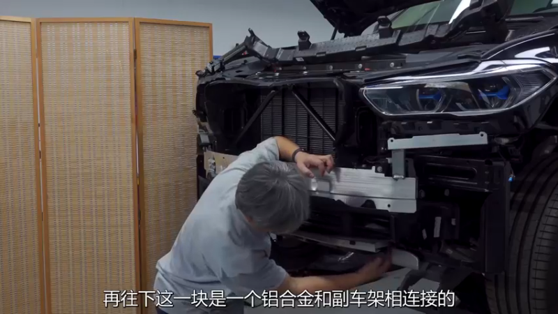 宝马X5：成本不用考虑，百万豪车武装到了牙齿
