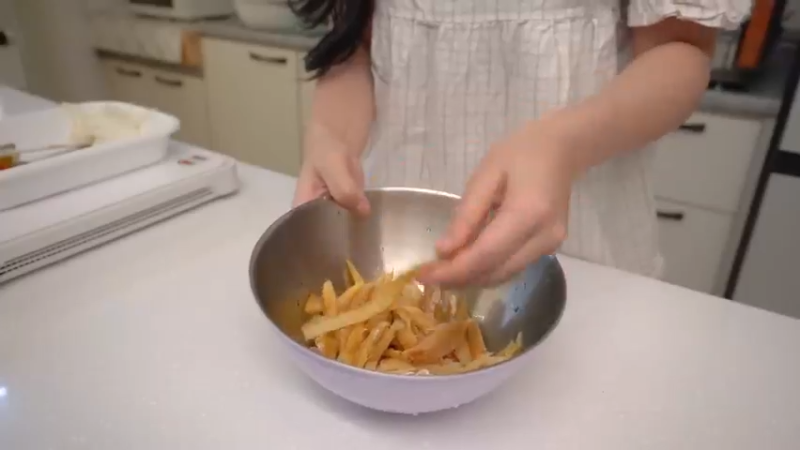 独居生周末日常，凌晨预约疫苗，制作辣辣的火鸡炸酱面炒年糕，辛奇卷的金枪鱼紫菜包饭便当，ROSÉ火鸡面，填色本治愈，家常饭料理，家务，学习 @小厨房日常美食@日常