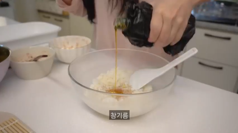 独居生周末日常，凌晨预约疫苗，制作辣辣的火鸡炸酱面炒年糕，辛奇卷的金枪鱼紫菜包饭便当，ROSÉ火鸡面，填色本治愈，家常饭料理，家务，学习 @小厨房日常美食@日常