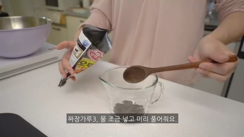 独居生周末日常，凌晨预约疫苗，制作辣辣的火鸡炸酱面炒年糕，辛奇卷的金枪鱼紫菜包饭便当，ROSÉ火鸡面，填色本治愈，家常饭料理，家务，学习 @小厨房日常美食@日常