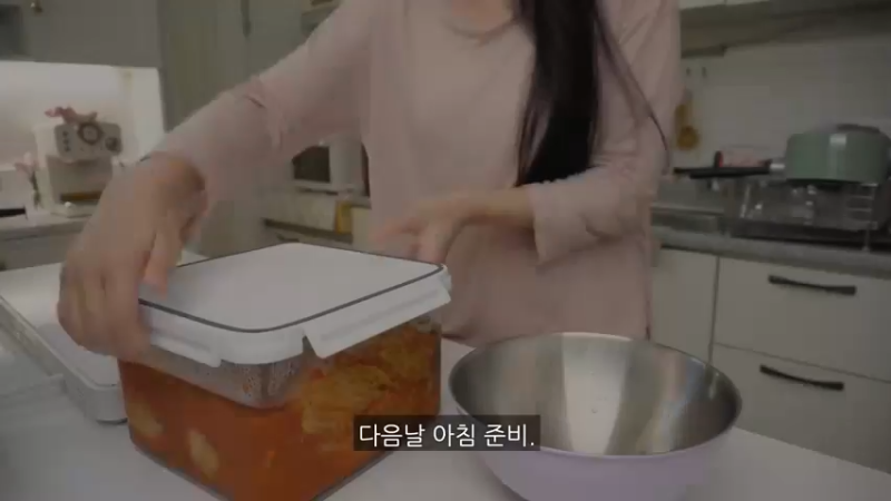 独居生周末日常，凌晨预约疫苗，制作辣辣的火鸡炸酱面炒年糕，辛奇卷的金枪鱼紫菜包饭便当，ROSÉ火鸡面，填色本治愈，家常饭料理，家务，学习 @小厨房日常美食@日常