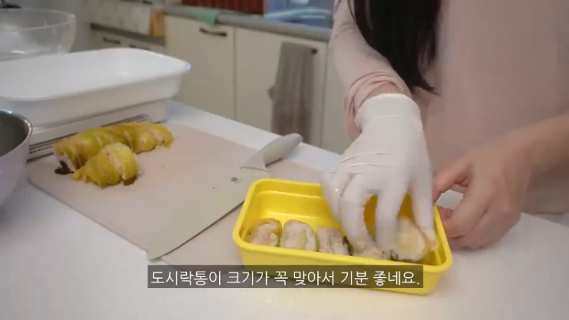 独居生周末日常，凌晨预约疫苗，制作辣辣的火鸡炸酱面炒年糕，辛奇卷的金枪鱼紫菜包饭便当，ROSÉ火鸡面，填色本治愈，家常饭料理，家务，学习 @小厨房日常美食@日常