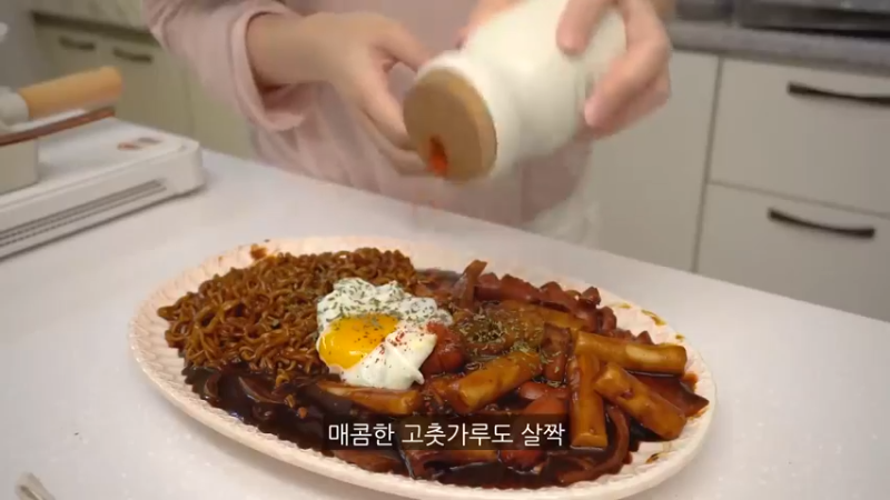 独居生周末日常，凌晨预约疫苗，制作辣辣的火鸡炸酱面炒年糕，辛奇卷的金枪鱼紫菜包饭便当，ROSÉ火鸡面，填色本治愈，家常饭料理，家务，学习 @小厨房日常美食@日常