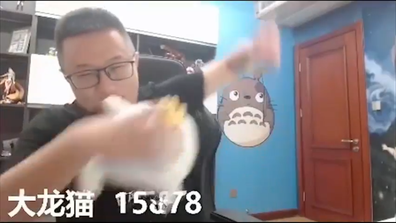 一笑，站起来了