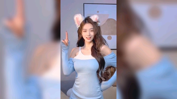 美女跳舞好可爱，笑起来好看