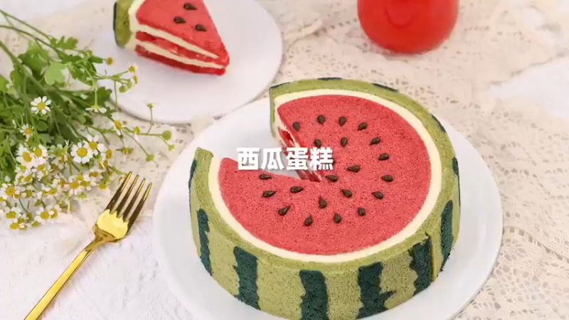 连西瓜籽都能吃，一起吃瓜吧！看着就很解暑的西瓜蛋糕，