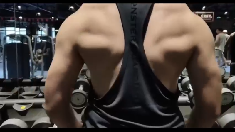 背部也有训练痕迹了！