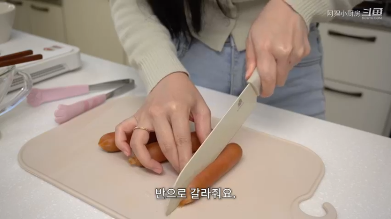 制作甜甜的甜米露炒年糕 炸紫菜卷 可爱的汉堡紫菜包饭 吃面食套餐的独居日常 Motherna疫苗接种后期 鸭嘴肉 神殿芝士紫菜包饭 酱刀切面 炖鱼 谢谢观看 点