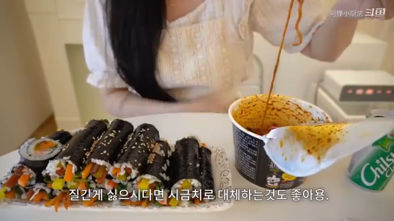 一个人的生活的日常生活。制作小紫菜包饭便当，中秋连休日常，火鸡炸酱面，野外约会，煎饼，西红柿意大利面，辣椒炸鸡，五花肉片，茄子料理