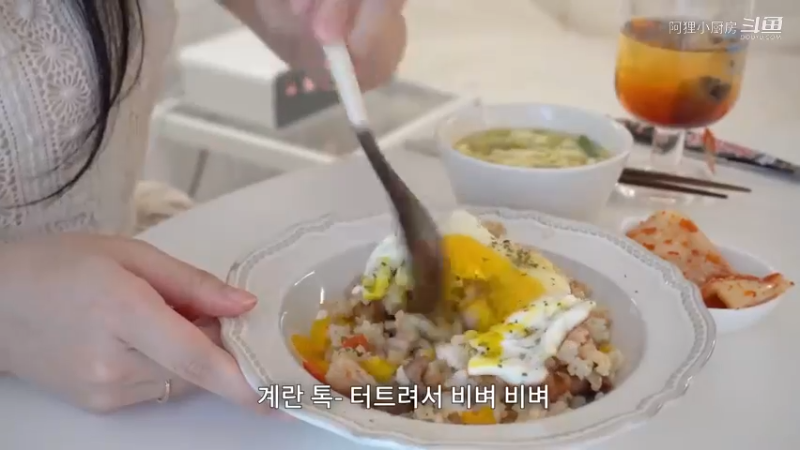一个人的生活的日常生活。制作小紫菜包饭便当，中秋连休日常，火鸡炸酱面，野外约会，煎饼，西红柿意大利面，辣椒炸鸡，五花肉片，茄子料理