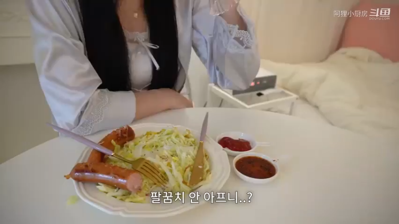 一个人的生活的日常生活。制作小紫菜包饭便当，中秋连休日常，火鸡炸酱面，野外约会，煎饼，西红柿意大利面，辣椒炸鸡，五花肉片，茄子料理