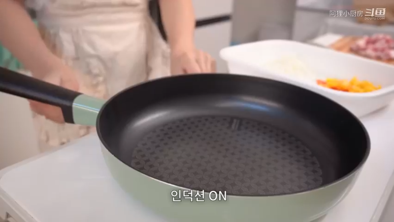 一个人的生活的日常生活。制作小紫菜包饭便当，中秋连休日常，火鸡炸酱面，野外约会，煎饼，西红柿意大利面，辣椒炸鸡，五花肉片，茄子料理