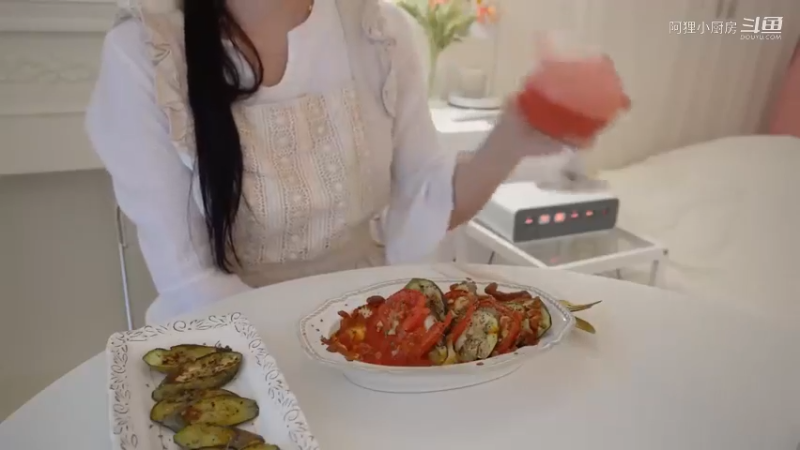 一个人的生活的日常生活。制作小紫菜包饭便当，中秋连休日常，火鸡炸酱面，野外约会，煎饼，西红柿意大利面，辣椒炸鸡，五花肉片，茄子料理